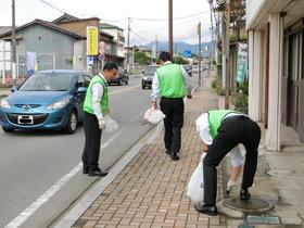 店舗周辺の清掃活動を実施